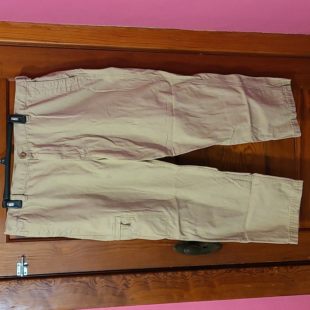 Men's Dockers  D3 Classic Khaki Pants. Size 42X30
